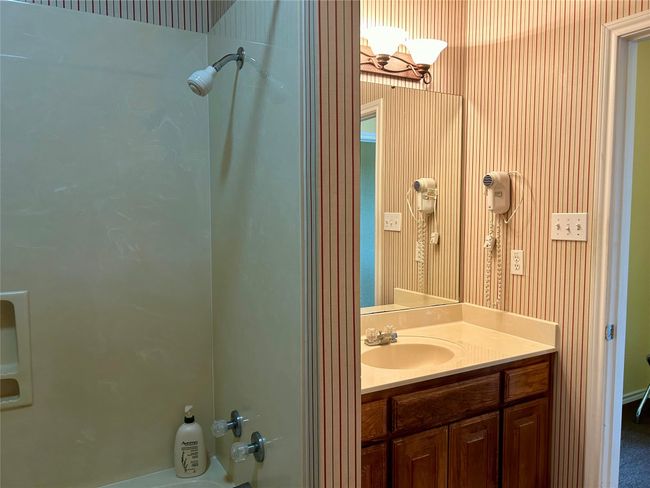 Full bath with bathing tub / shower combination and vanity | Image 15
