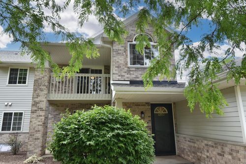 4950 W Maple Leaf Circle, Greenfield, WI, 53220 | Card Image