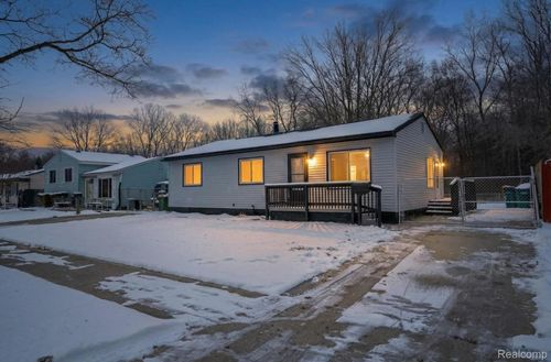 15527 Meadow St, Romulus, MI, 48174-2924 | Card Image