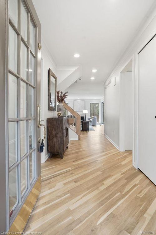 23715 Overlook Cir, Bingham Farms, MI, 48025-4644 | Card Image