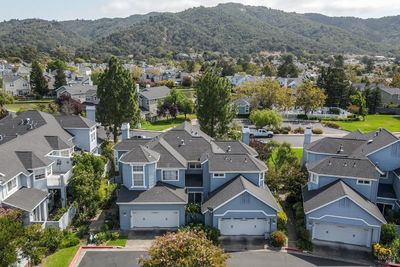 26 Mariners Circle, Townhouse with 3 bedrooms, 3 bathrooms and 2 parking in San Rafael CA | Image 2