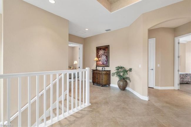 Upstairs Foyer | Image 4