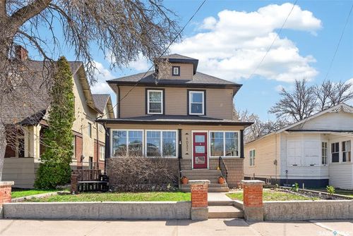 1037 Chestnut Ave, Moose Jaw, SK, S6H1A5 | Card Image
