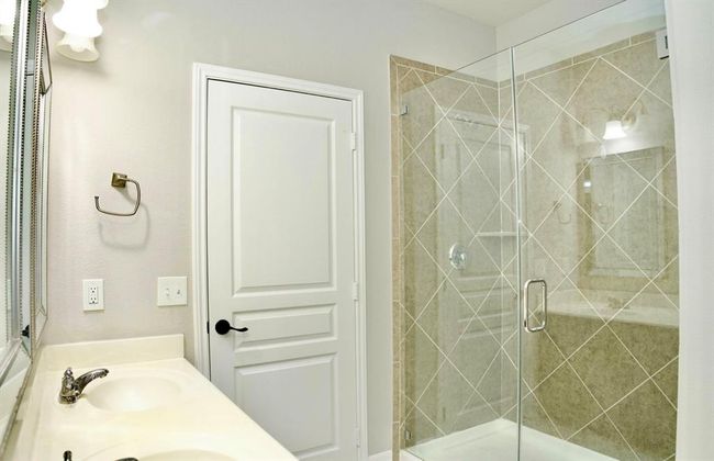 8110 Running Brook Ln, House other with 3 bedrooms, 2 bathrooms and 2 parking in Richmond TX | Image 9