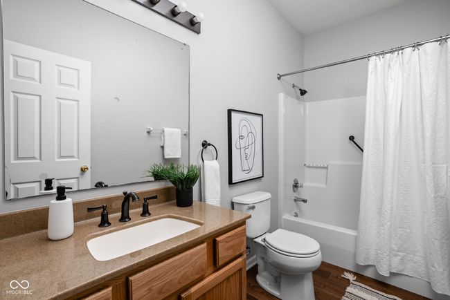 Hall bath in between bedrooms. | Image 18