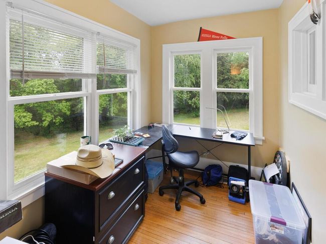 Office with lots of windows | Image 36