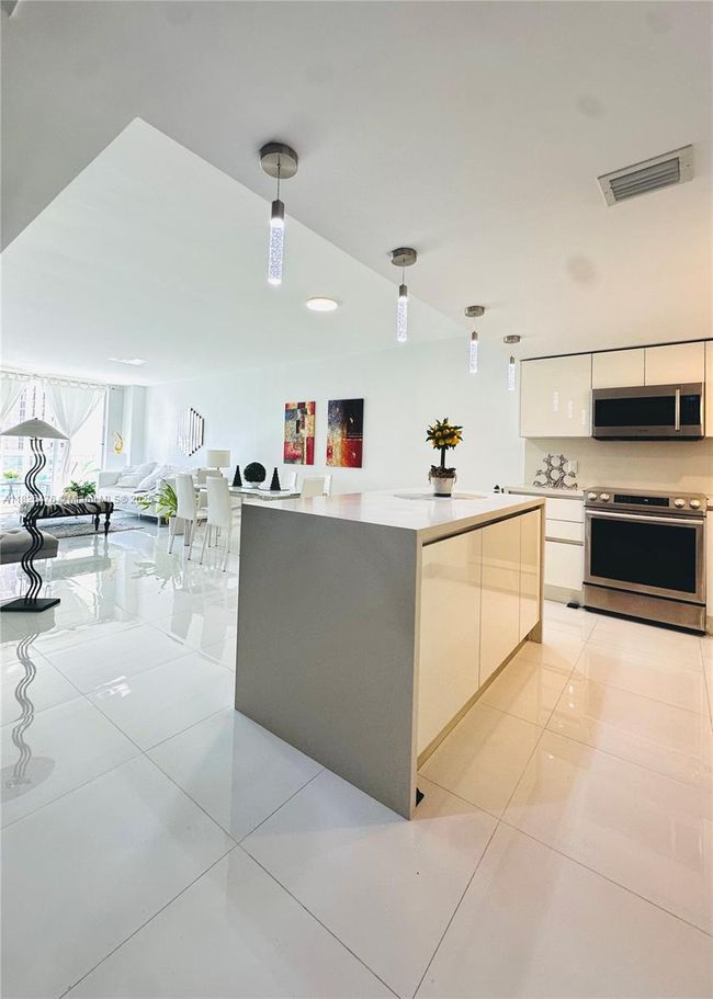APT-911 - 19390 Collins Ave, Condo with 2 bedrooms, 1 bathrooms and null parking in Sunny Isles Beach FL | Image 19