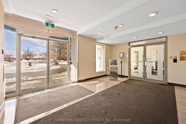 913 - 145 Hillcrest Ave, Condo with 3 bedrooms, 2 bathrooms and 1 parking in Mississauga ON | Image 6