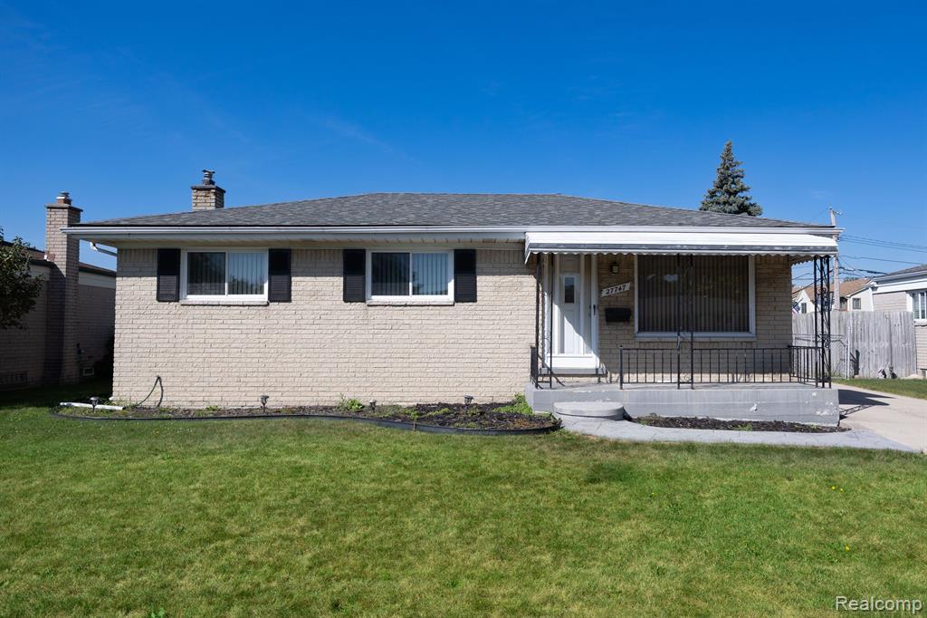 Larry St, Roseville, MI 48066