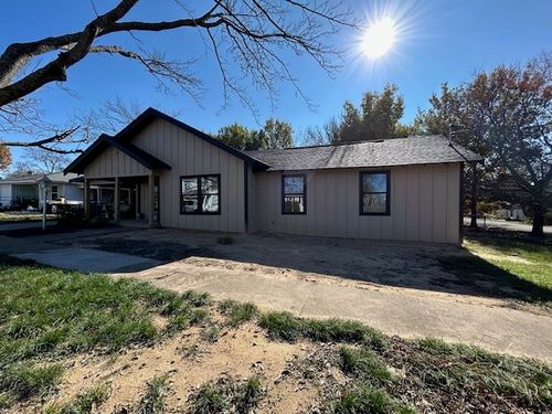 415 W Walnut St, Whitewright, TX, 75491-2067 | Card Image