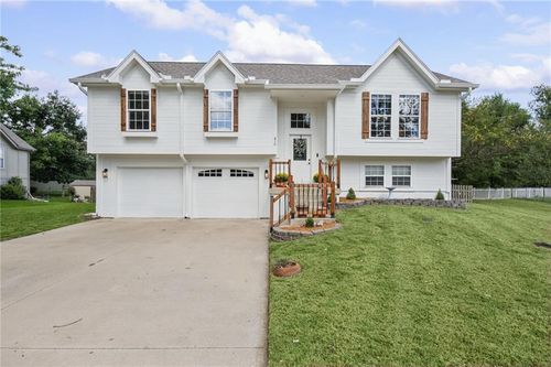 810 Morgan Dr, Peculiar, MO, 64078-8410 | Card Image