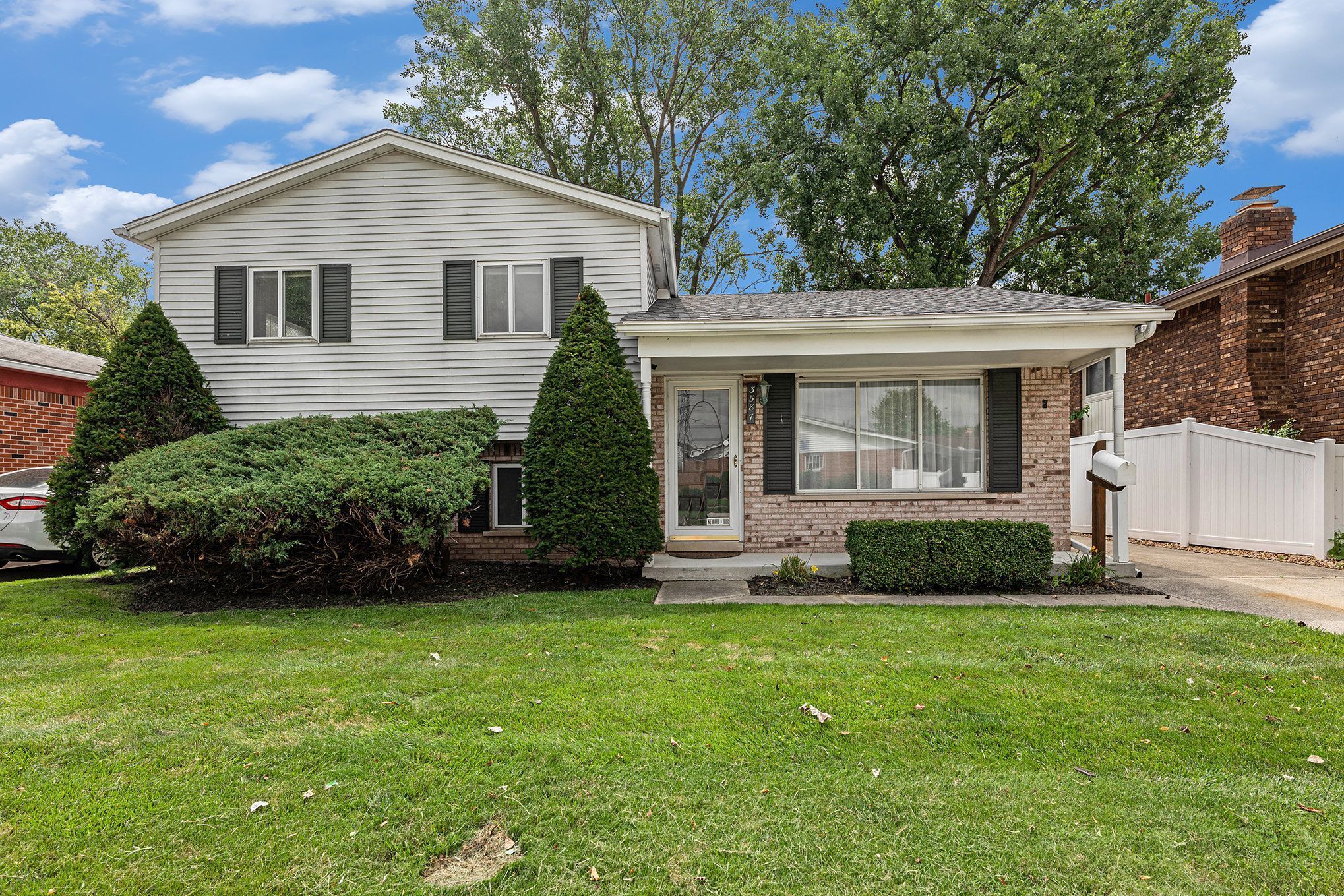 Shore Dr, Lincoln Park, MI 48146