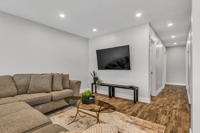 14 Albion Cres, House attached with 5 bedrooms, 3 bathrooms and 4 parking in Brampton ON | Image 10