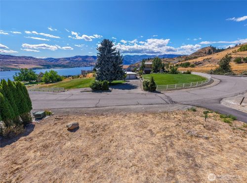 211 Pinnacle Pl, Chelan, WA, 98816-9536 | Card Image