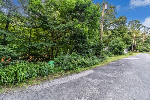 10 Railroad Ave, East Hampton, CT, 06424-1218 | Card Image