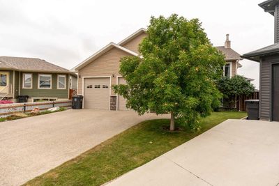 417 Sundance Pl, House detached with 5 bedrooms, 3 bathrooms and 4 parking in Coalhurst AB | Image 2