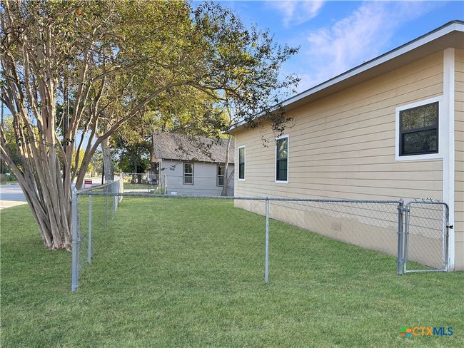 720 E Travis St, House other with 3 bedrooms, 2 bathrooms and null parking in Luling TX | Image 26