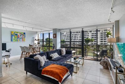 311 - 600 Ne 36th St, Condo with 2 bedrooms, 1 bathrooms and null parking in Miami FL | Image 3