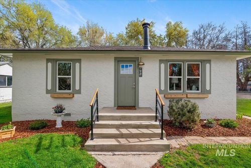 424 8th St N, Nampa, ID, 83687-6734 | Card Image