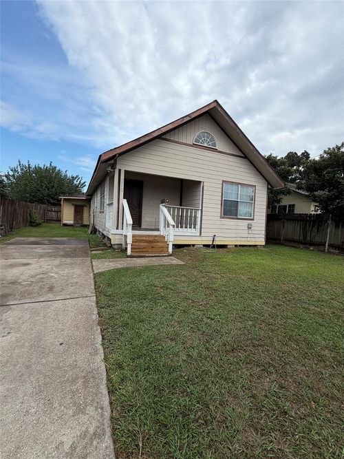 818 N Commerce St, Baytown, TX, 77520-4664 | Card Image