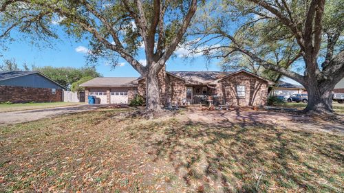 672 Bending Oaks Dr, Bellville, TX, 77418-3210 | Card Image