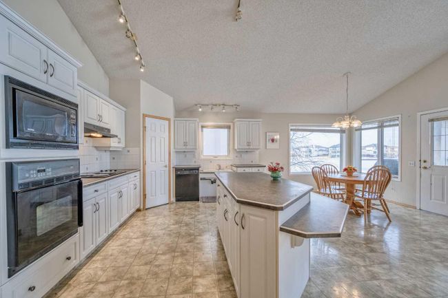 128 Coral Shores Cape Ne, Home with 7 bedrooms, 1 bathrooms and 2 parking in Calgary AB | Image 14