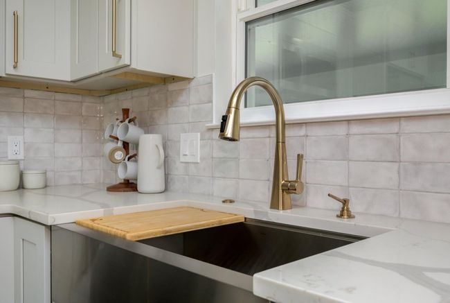 KRAUS SINK WITH MODERN FIXTURES! | Image 11