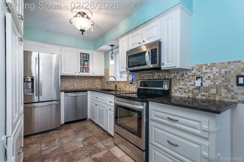 5737 Shetland Way, Waterford, MI, 48327-2046 | Card Image