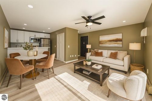 apt-11-1021 Centre St, Traverse City, MI, 49686-3451 | Card Image