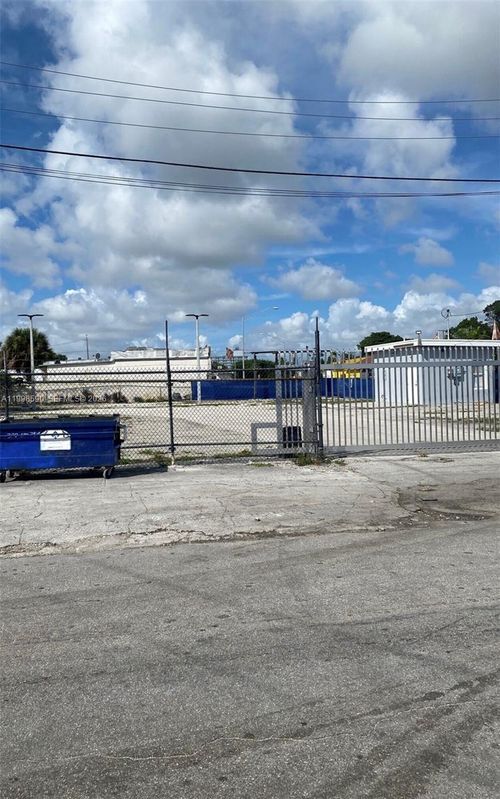 300 Nw 79th St, Miami, FL, 33150-2941 | Card Image