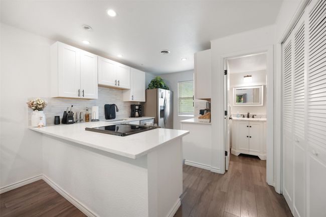 APT-355 - 1135 Barton Hills Dr, Condo with 1 bedrooms, 2 bathrooms and 2 parking in Austin TX | Image 4