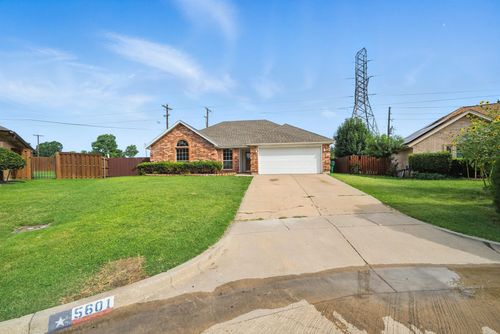 5601 Fairway Cir, Haltom City, TX, 76117-1539 | Card Image