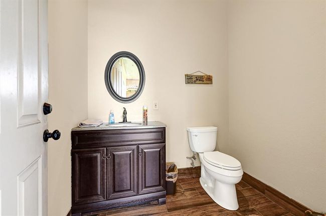 Outdoor Guest bathroom | Image 46