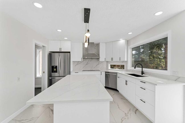 919 Shawnee Dr Sw, House other with 5 bedrooms, 4 bathrooms and 4 parking in Calgary AB | Image 10