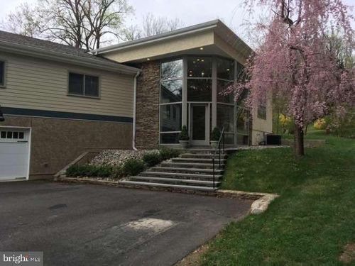 215 Oakwood Ln, PHOENIXVILLE, PA, 19460-5704 | Card Image