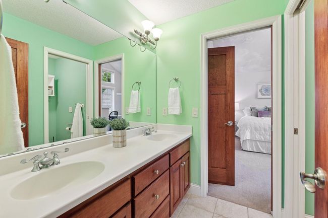 Shared FULL bath and double vanity | Image 38