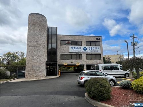 784 Grand Ave, Ridgefield, NJ, 07657-1043 | Card Image