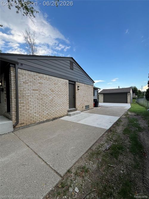 2362 Milverton Dr, Troy, MI, 48083-2318 | Card Image