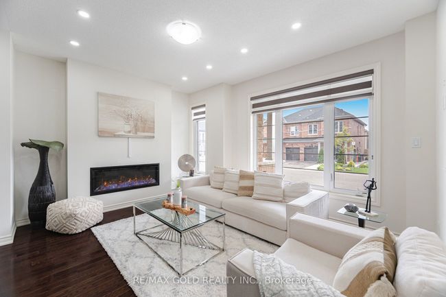 50 Block Rd, House attached with 4 bedrooms, 3 bathrooms and 1 parking in Brampton ON | Image 7