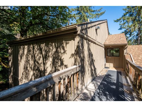 409 Stonewood Dr, Eugene, OR, 97405-3560 | Card Image