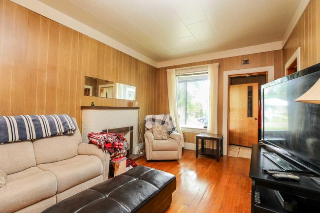 413 12c St N, House other with 3 bedrooms, 1 bathrooms and 1 parking in Lethbridge AB | Image 5