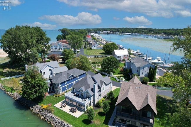 8051 E Lake Blvd, Condo with 4 bedrooms, 4 bathrooms and 2 parking in Marblehead OH | Image 4