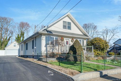 4 W William St, Bay Shore, NY, 11706-6718 | Card Image