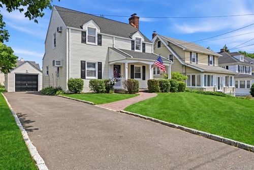 63 Andrew St, Manhasset, NY, 11030-2309 | Card Image