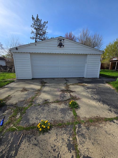 2194 E Scottwood Ave, Burton, MI, 48529-1754 | Card Image
