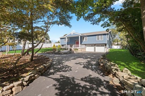 4 Shore Rd, Westerly, RI, 02891-5112 | Card Image