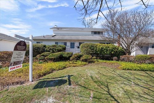 450 Chestnut Ln, East Meadow, NY, 11554-3716 | Card Image