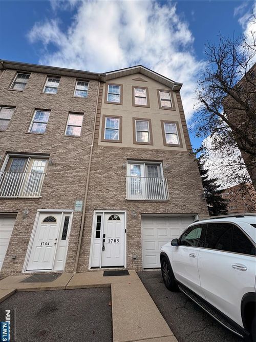 17 Zabriskie, Hackensack, NJ, 07601 | Card Image