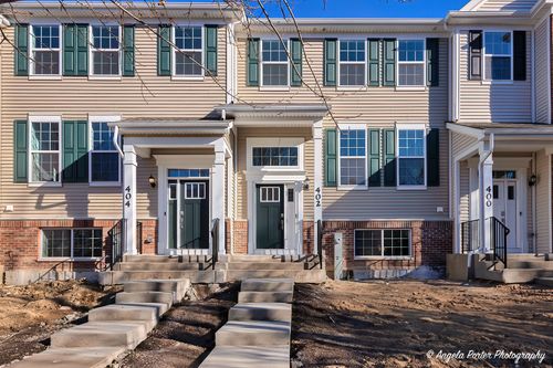 402 Neubauer Cir, Lindenhurst, IL, 60046-8652 | Card Image