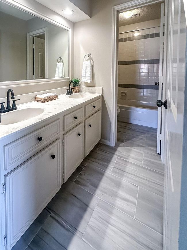 1/2 full bath upstairs | Image 26